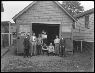 Gruppenporträt des englischen Boxers William Thomas Wells (Bombardier Billy Wells), Jim Maloney und 