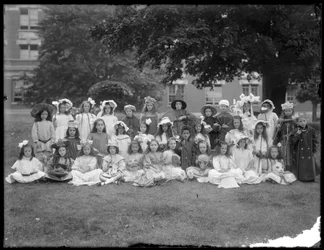 Gruppenporträt von Kindern aus dem römisch-katholischen Waisenhaus, Kingsbridge, Bronx, in Kostümen für eine Mother Goose Party, ca. 1910