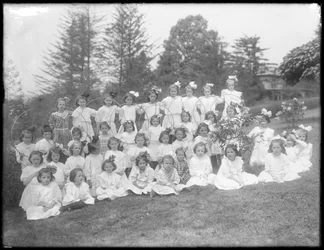 Gruppenporträt von nicht identifizierten kleinen Mädchen, wahrscheinlich das römisch-katholische Waisenhaus, Kingsbridge, Bronx, ca. 1910