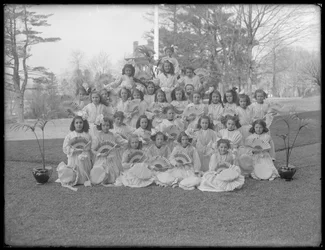 Gruppenporträt von nicht identifizierten kleinen Mädchen, wahrscheinlich das römisch-katholische Waisenhaus, Kingsbridge, Bronx, ca. 1911