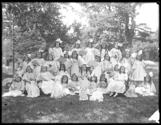 Gruppenporträt von nicht identifizierten kleinen Mädchen, wahrscheinlich das römisch-katholische Waisenhaus, Kingsbridge, Bronx, um 1910