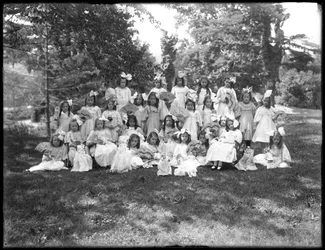 Gruppenporträt von nicht identifizierten kleinen Mädchen, wahrscheinlich das römisch-katholische Waisenhaus, Kingsbridge, Bronx, ca. 1910