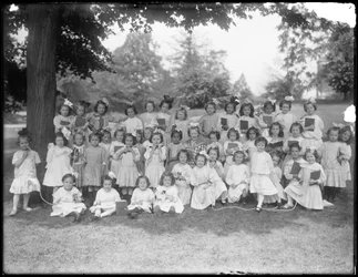 Gruppenporträt von nicht identifizierten kleinen Mädchen, wahrscheinlich das römisch-katholische Waisenhaus, Kingsbridge, Bronx, ca. 1910