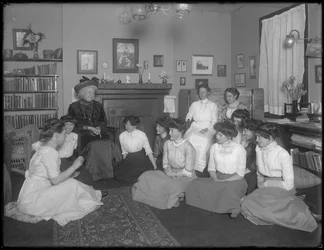 Harriet E. Hassler mit einer Gruppe junger Frauen, 206 W. 13th Street, New York, ca. 1912