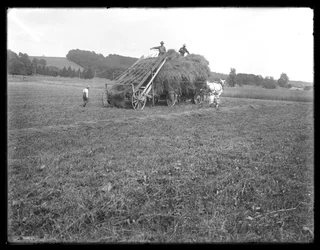 Heuwagen, Landarbeiter und Kinder, die Apparatur zum Heben des Heus zeigen, McCready Farm, Crawford County, Pennsylvania, ca. 1913