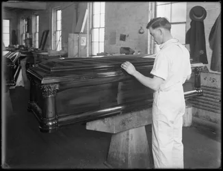 Inspektion eines Sarges, Oneida, New York, 3. April 1916