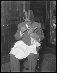 James H. Hassler füttert ein Kaninchen, ca. 1912