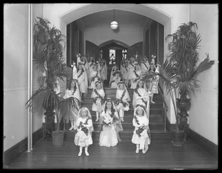 Kleine Mädchen im römisch-katholischen Waisenhaus, Kingsbridge, Bronx, kommen in weißen Kleidern mit Kränzen und Girlanden aus der Kapelle zurück, 20. Oktober 1914
