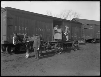 Männer messen und inspizieren Holz für die Sargherstellung, Oneida, New York, 3. April 1916