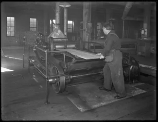 Laufendes Holz für die Sargherstellung durch eine Doppelflächenhobelmaschine, Oneida, New York, 3. April 1916