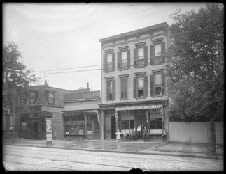 Sieben Kinder posieren vor einer nicht identifizierten Filiale der Queens Borough Public Library, New York, ca. 1910