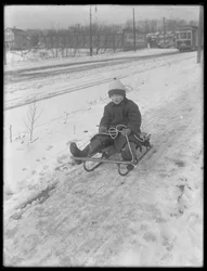 William Gray Hassler mit seinem neuen Schlitten, um 1912