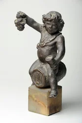 Putto auf einem Weinfass