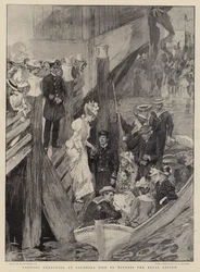 Besucher, die am Southsea Pier einschiffen, um die Marineparade zu beobachten