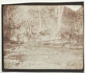 Ein Bergbach, der am Fuße von Doune Castle fließt