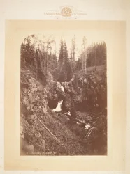 Gewölbte Wasserfälle am Fuße des Mt. Blackmore M.T.
