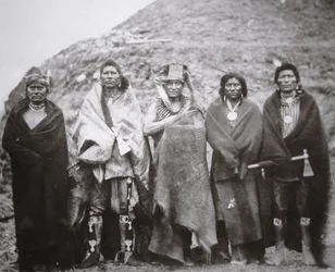 Pawnee-Leute vor einer Stammes-Erdehütte, ca. 1869