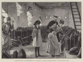 Eine Erinnerung an die Bombardierung von Alexandria, Touristen inspizieren Granaten im Ras-el-Tin-Fort