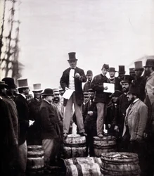 Szene einer politischen Rede auf der Straße: Der Mann steht auf einem Fass und spricht zu einer ausschließlich männlichen Menge. Fotografie von William Notman (1826-1891), Musee McCord Museum, Montreal. Ende des 19. Jahrhunderts