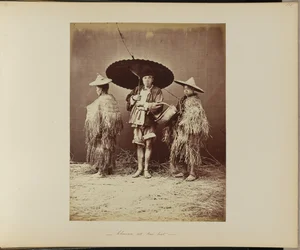Chinesen mit Regenmänteln