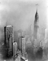 Smog verdeckt die Sicht auf das Chrysler Building vom Empire State Building, New York City