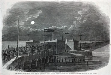 Die Vorhut der großen Armee der Vereinigten Staaten überquert die Lange Brücke über den Potomac um 2 Uhr morgens am 24. Mai 1861, aus Harper