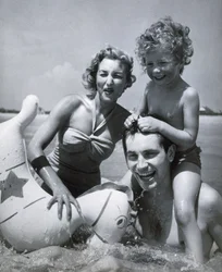 Glückliche Familie am Meer, ca. 1937