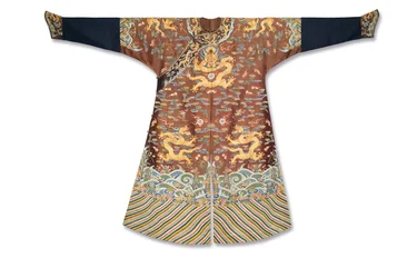 Kaiserliches kastanienbraunes besticktes Gazedrachengewand, Mangpao, Qianlong-Periode