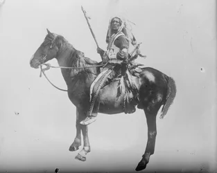 Häuptling Deep Sky, ein Indianer zu Pferd, um 1900