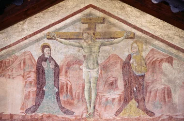 Fresko mit Kreuzigung im Tympanon der Kirche St. Antonius, Romeno, Trentino-Südtirol, Italien