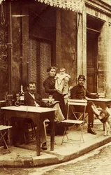 Mann mit einer Flasche Absinth, ca. 1900, auf der Terrasse eines Cafés