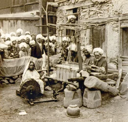 Spinnen und Weben von Wollschals, Srinagar, Kaschmir, Indien ca. 1901