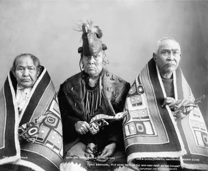 Drei Brüder, alte Häuptlinge des Kak-Von-Tons-Stammes der Chilkat, ca. 1907 (s/w Foto)