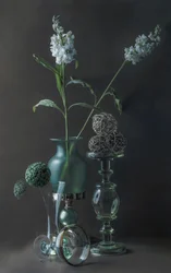 Elegantes Grünes Glas Stillleben