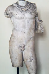 Männliche Figur, römische Statue nach einem griechischen Original, römische Zivilisation